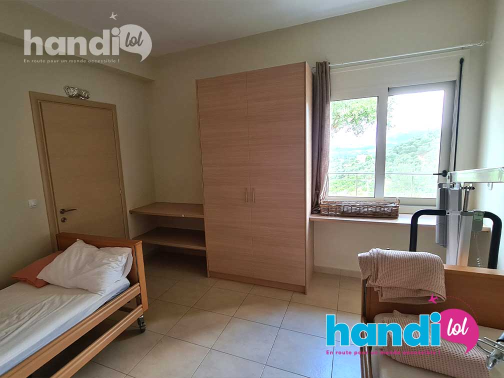 Appartement PMR MICs Sant Jordi à Barcelone. Une chambre avec ses deux lits médicalisés et une armoire.