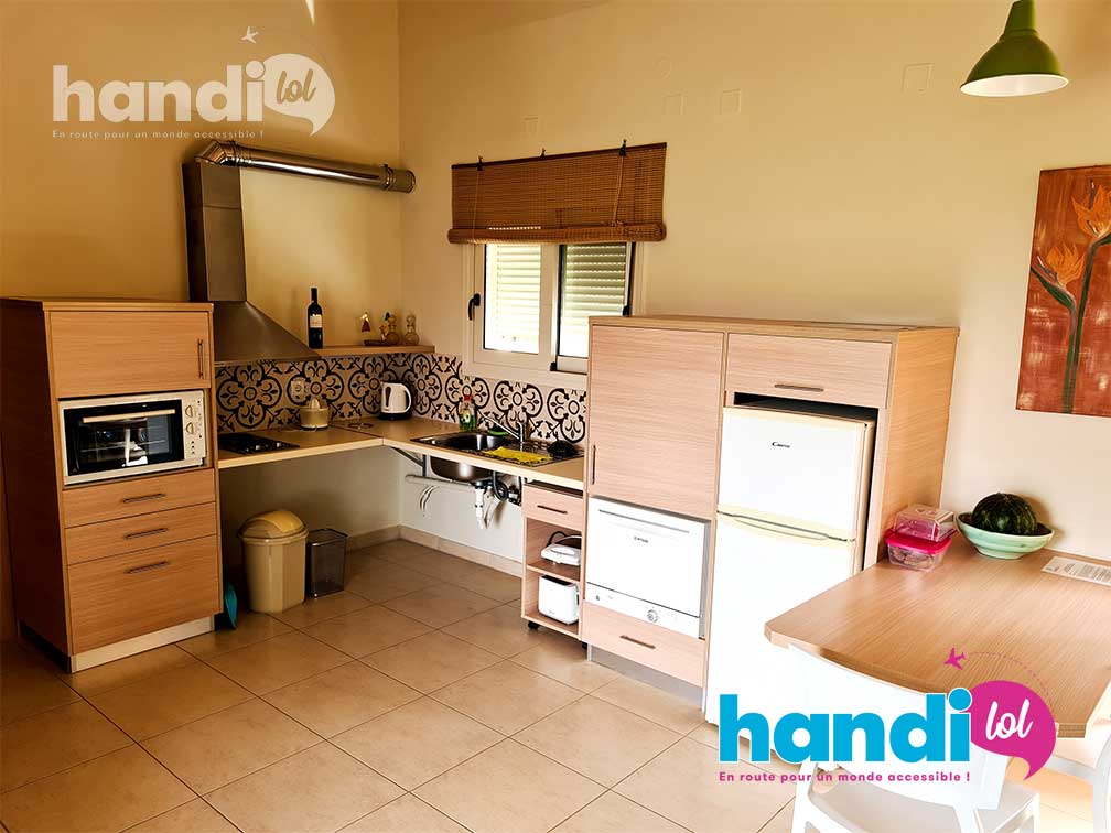 Appartement PMR MICs Sant Jordi à Barcelone. Vue sur le salon depuis la cuisine.