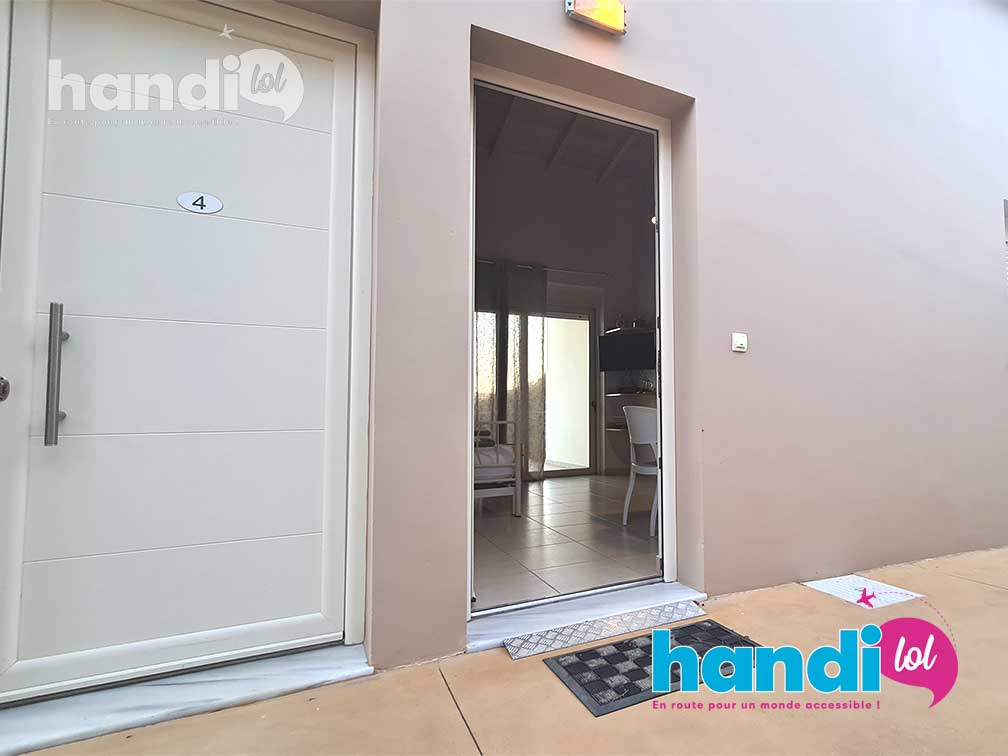 Appartement PMR MICs Sant Jordi à Barcelone. Vue sur le salon depuis la cuisine.