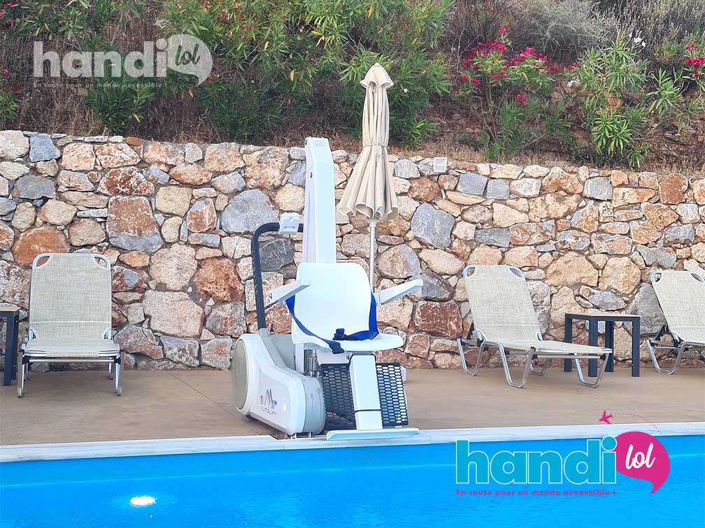 Résidence PMR MICs Sant Jordi à Barcelone. L'établissement met à disposition du matériel médical comme un lève-personne ou une chaise de douche percée.