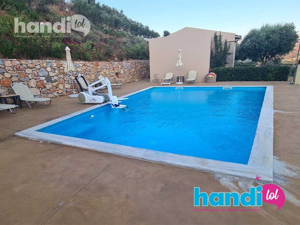 Appartement PMR MICs Sant Jordi à Barcelone. La piscine est accessible avec un appareil de mise à l'eau.