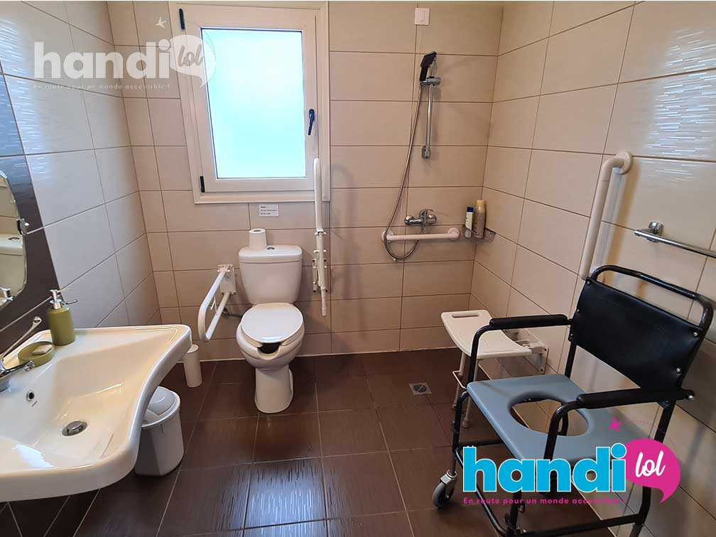 Appartement PMR MICs Sant Jordi à Barcelone. Vue sur le salon depuis la cuisine.