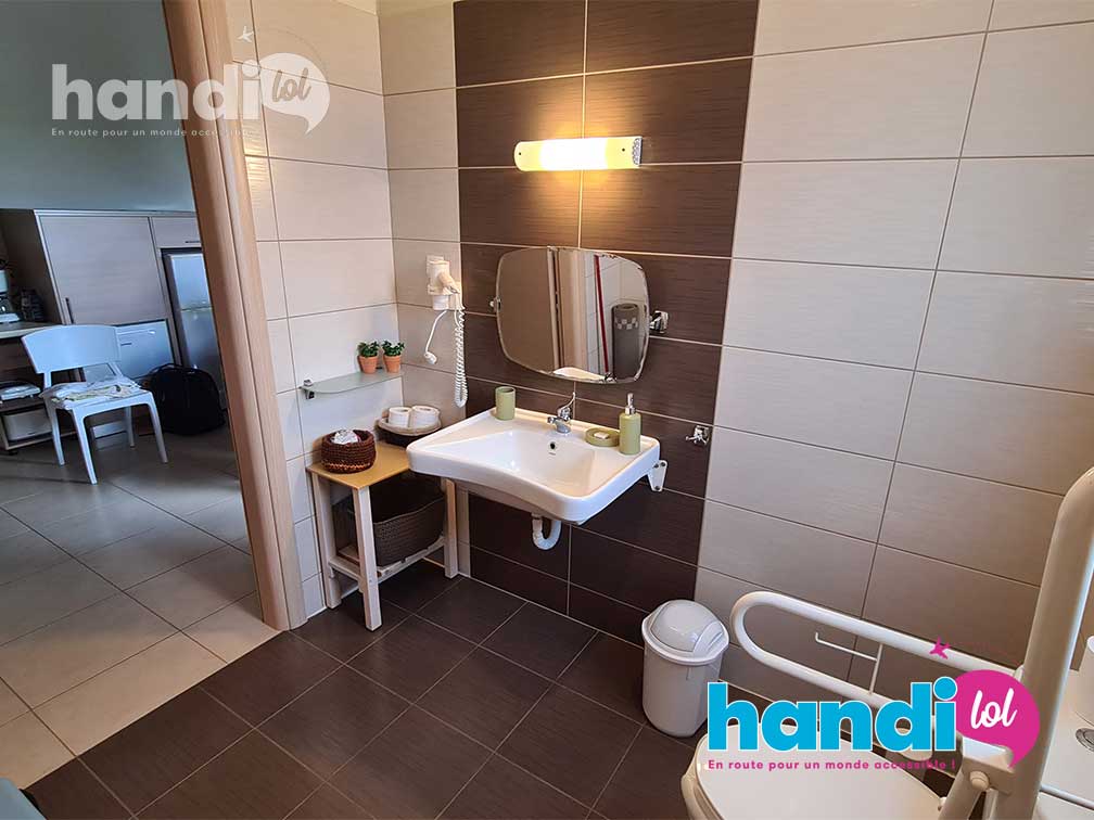 Appartement PMR MICs Sant Jordi à Barcelone. Vue sur le salon depuis la cuisine.