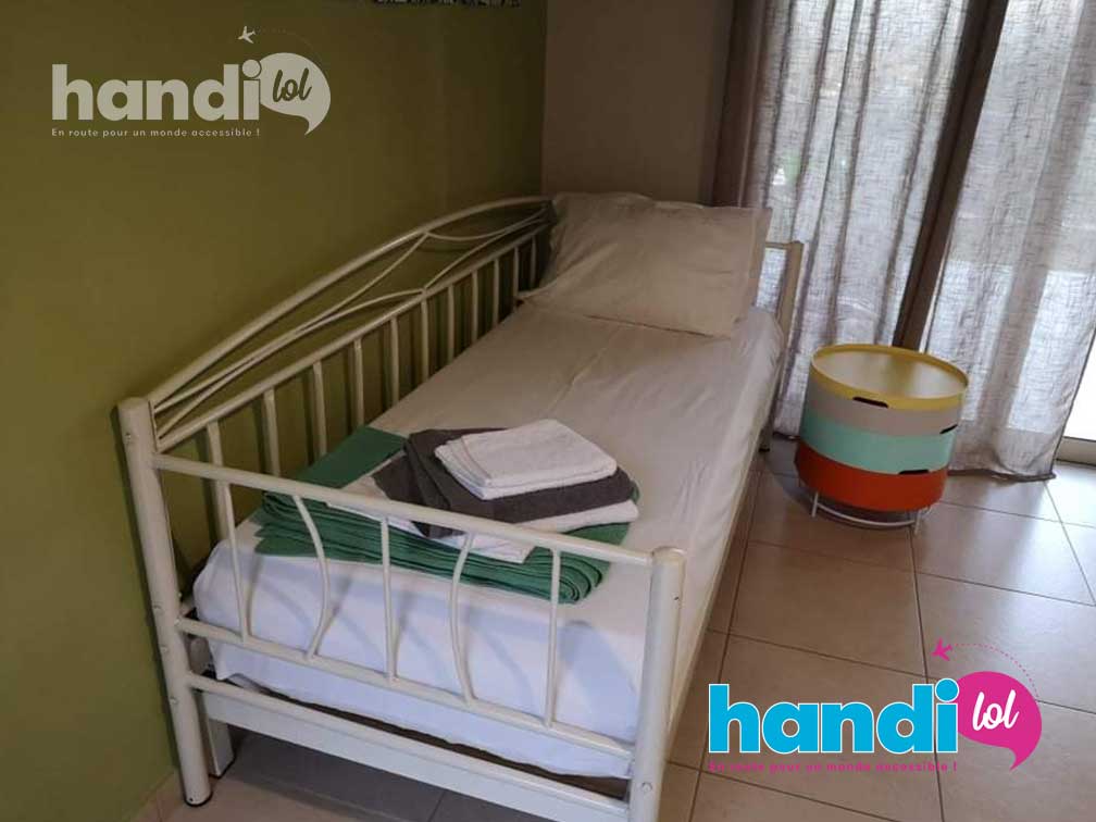 Appartement PMR MICs Sant Jordi à Barcelone. Une chambre avec ses deux lits médicalisés et une armoire.