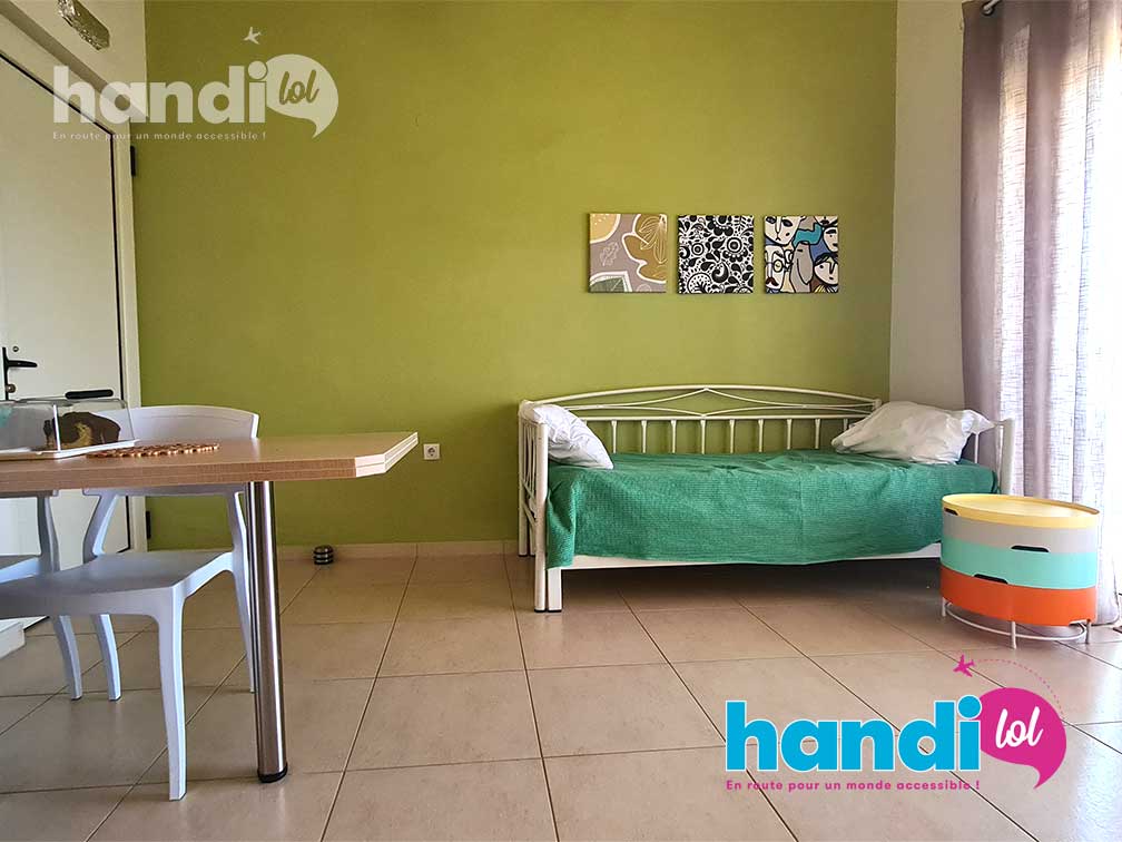 Appartement PMR MICs Sant Jordi à Barcelone. Une chambre avec ses deux lits médicalisés.