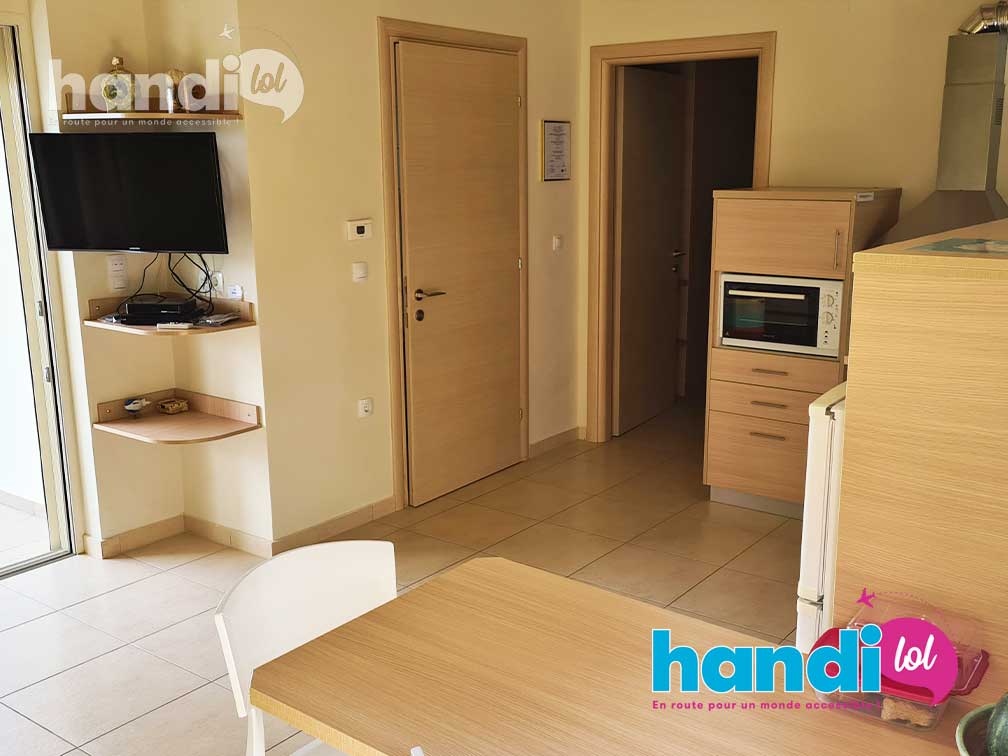 Appartement PMR MICs Sant Jordi à Barcelone. Vue sur le salon depuis la cuisine.