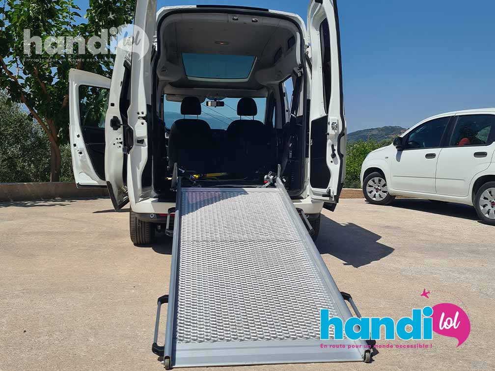 Appartement PMR MICs Sant Jordi à Barcelone. Vue sur le salon depuis la cuisine.